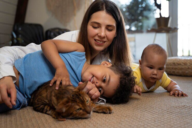 mãe e filhos brincando com um gatinho